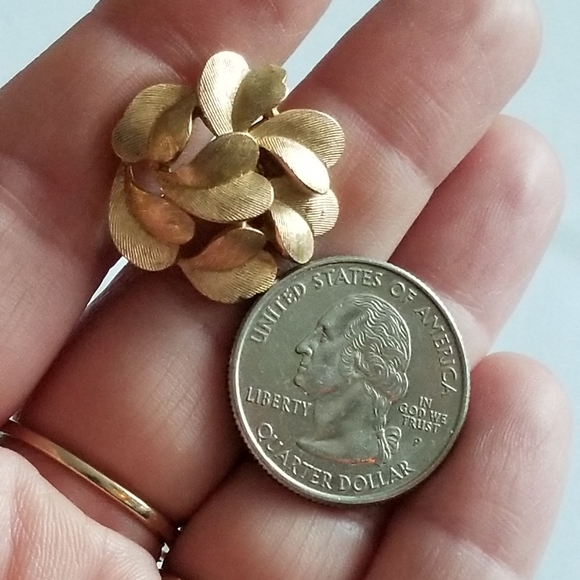 Vintage Crown Trifari single clip on earring gold tone leaf leaves - Picture 5 of 12